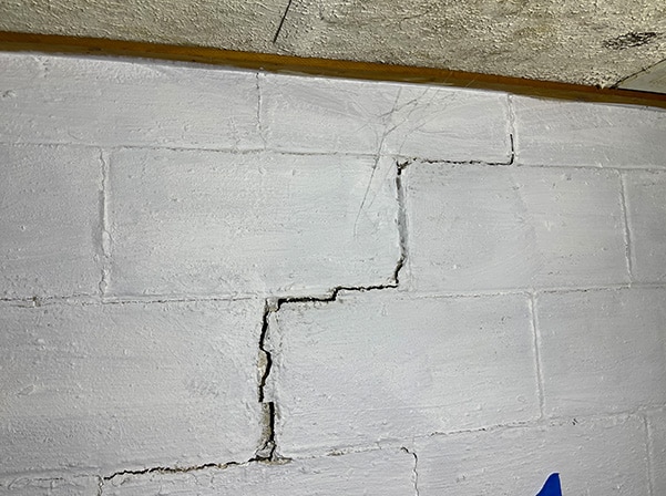 crack in cinderblock
