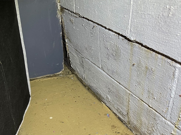 crack in basement cinderblock